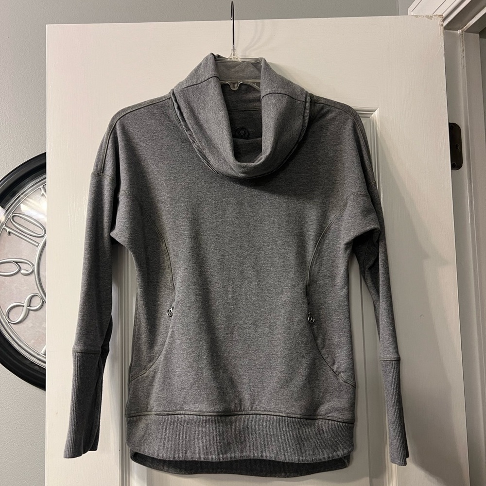Lululemon gray pullover with 2 zippered pockets